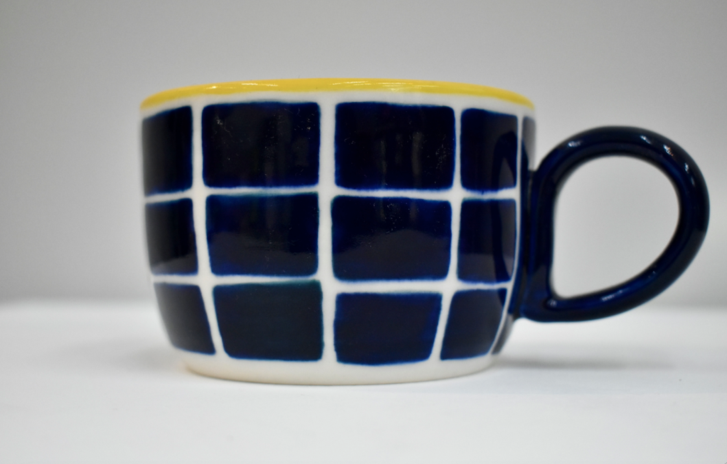 navy / yellow checkered mug