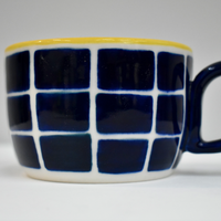 navy / yellow checkered mug